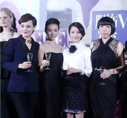 又矮又瘦的周迅算美女吗?看她跟董洁,章子怡的合照就知道答案了