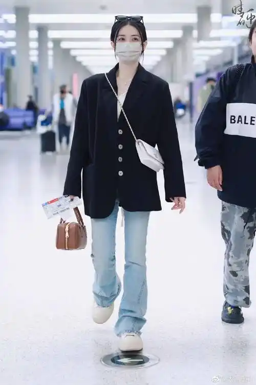 徐璐机场随性穿搭_牛仔裤_西服