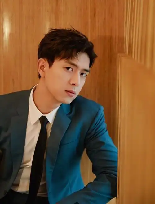 李现真不愧是理想男友穿一套深灰色西装看上去简直魅力满分