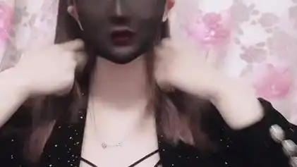 很透明的黑色口罩蒙面女