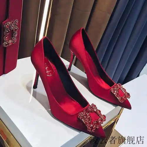 达芙妮官方旗舰轻奢高端时尚秀禾服大红色婚鞋新娘婚纱鞋高跟尖头女细