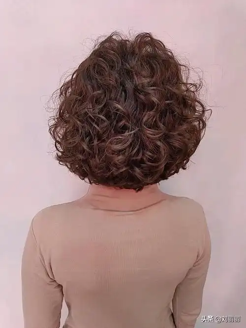 烫什么发型好看(最流行的4种发型,大小卷烫发全都有)