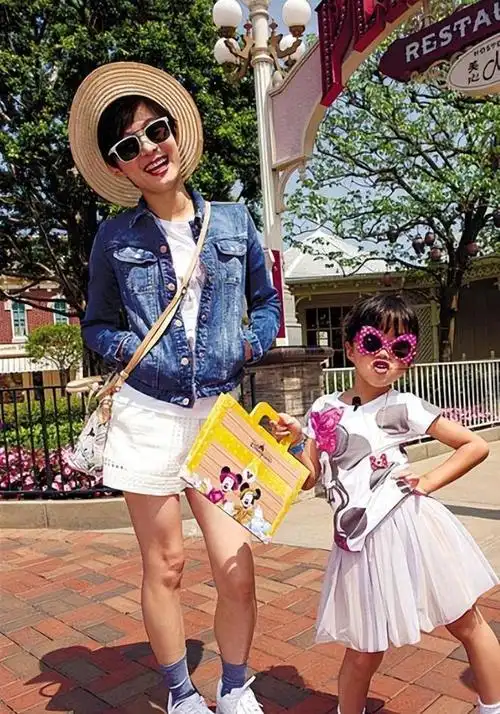 儿女双全!孙俪晒带孩子出国游玩照,女儿穿裙子扎小辫打扮时髦