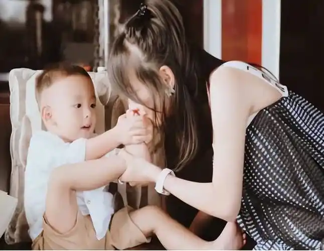 07张嘉倪曾在拍摄某部戏的时候处于怀孕期间,她不能像普通孕妇那样