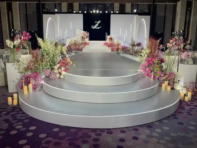 布置介绍:主舞台14.6x4.8,背景高5mt台3.66x14交接区是三个半圆:2.3.