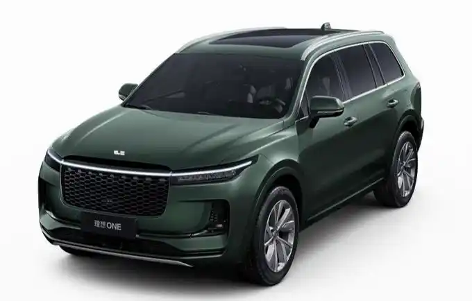 新款理想one外观增加了全新配色,前脸格栅尺寸面积更大,下方雾灯区域