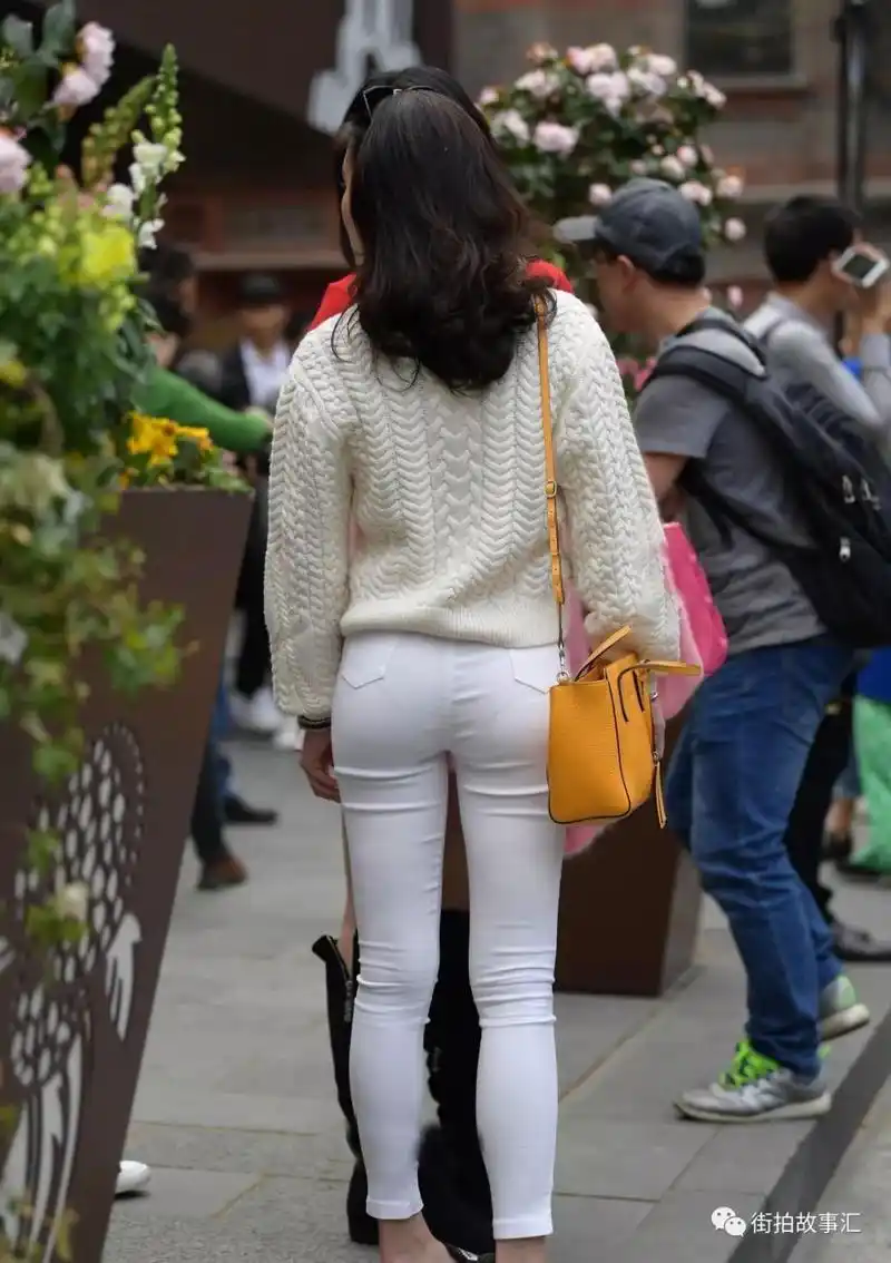 街拍:"尴尬"白色紧身裤,谁穿谁知道
