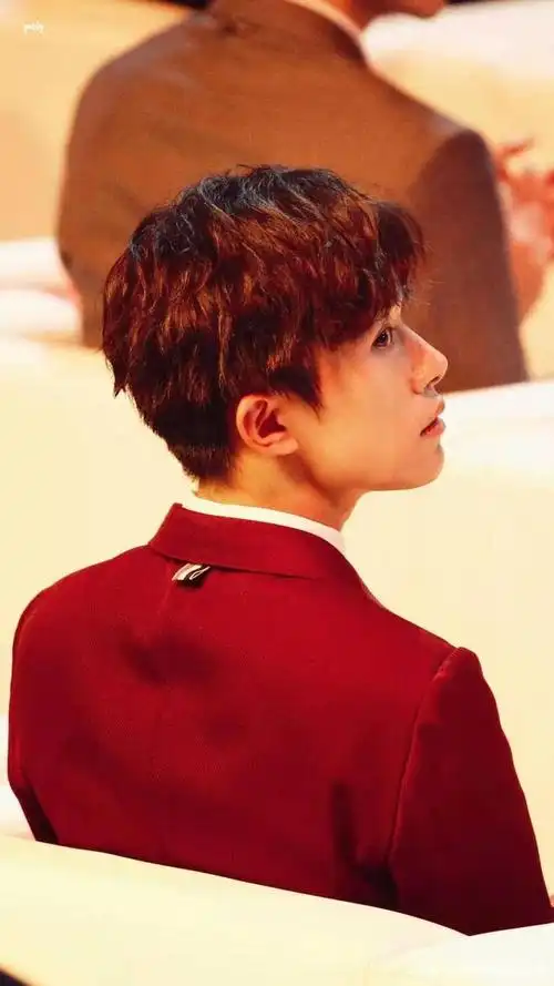 易烊千玺侧颜太完美