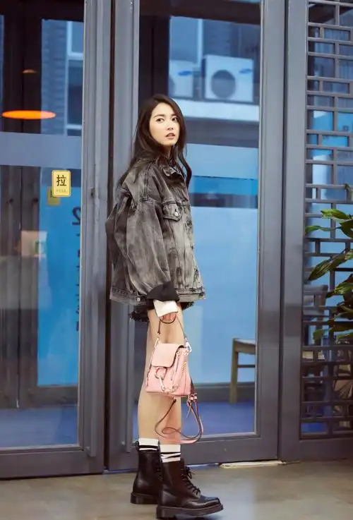 陈钰琪身穿针织打底衫外套宽松版型的牛仔外套,下半身搭配一条黑色