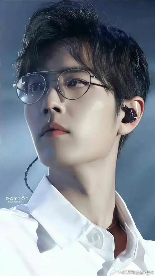肖战陌森眼镜代言人#戴眼镜也超级好看的肖战@x玖少年团肖战daytoy