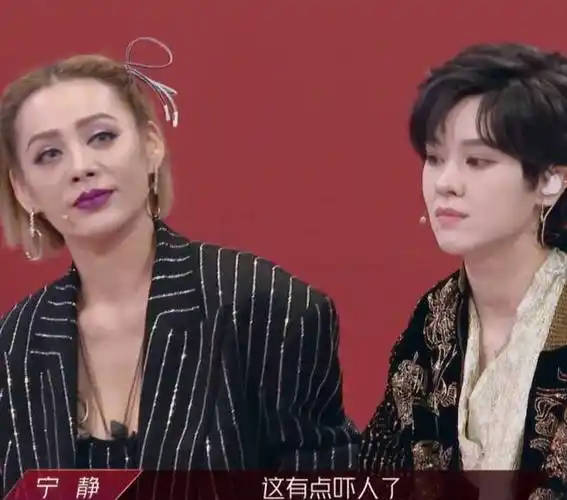 原创孟佳票数刚公开宁静跟郁可唯说悄悄话真以为麦没收到声音