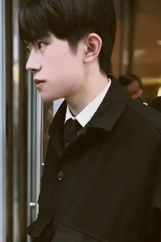 白衬衫黑领带 西裤黑皮鞋 这身段绝了|易烊千玺|西裤|白衬衫_新浪新闻