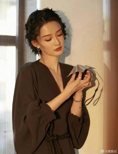 李沁,这个发型第一次见,挺好看哦!