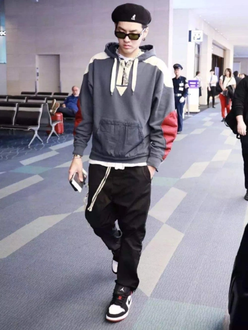 真的是铁打的吴亦凡流水的aj频频上脚果真是一个行走的aj真爱粉