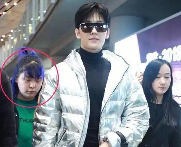 杨洋机场露出"魔性笑容",瞬间抨击少女心,不料被她一秒抢镜!