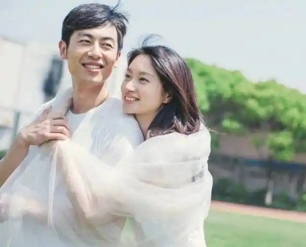 朱亚文老婆生病晒照,头顶乱发唇色苍白好憔悴,素颜状态引热议_沈佳妮