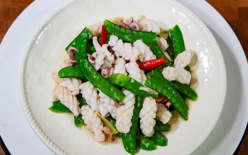 荷兰豆炒鱿鱼家里招待宾客必选菜,做法很简单出来的菜品色泽亮丽