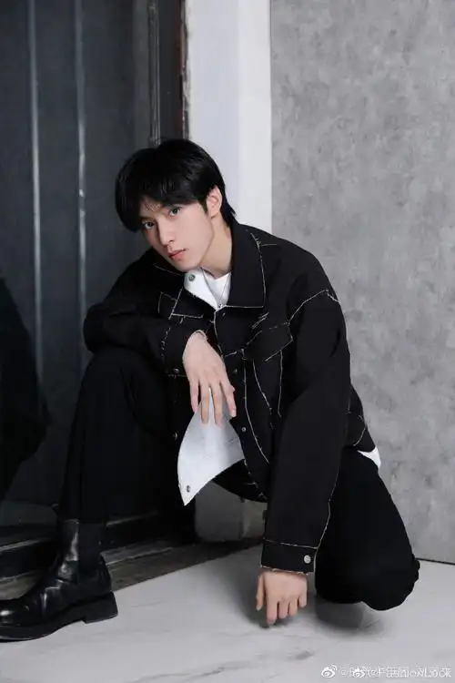 刘耀文丨九宫格机车大片78少年身穿黑色牛仔外套,内搭白色t恤 马丁