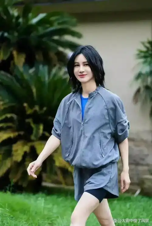 知名女歌手尚雯婕晒复旦聘书