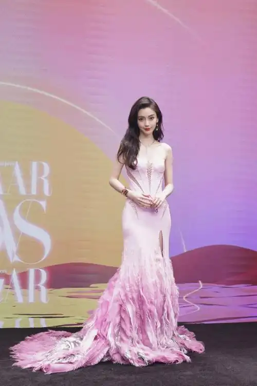 angelababy粉色抹胸羽毛裙