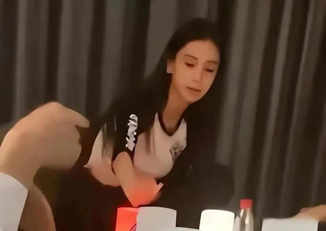 angelababy杨颖吸烟的视频在网络中曝光,的确在室内吸烟不好,但更让