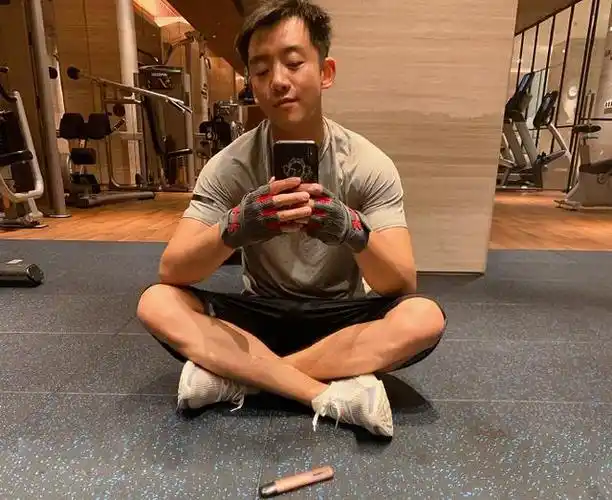 郑恺健身房晒照看清地上的东西后网友到底是健身还是打广告