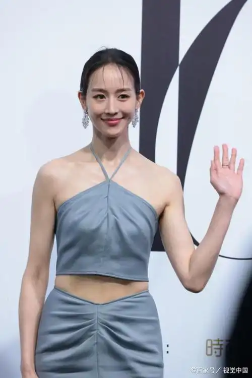 张钧甯穿蓝灰色挂脖露脐礼服裙,宛如一位优雅的女神降临凡间
