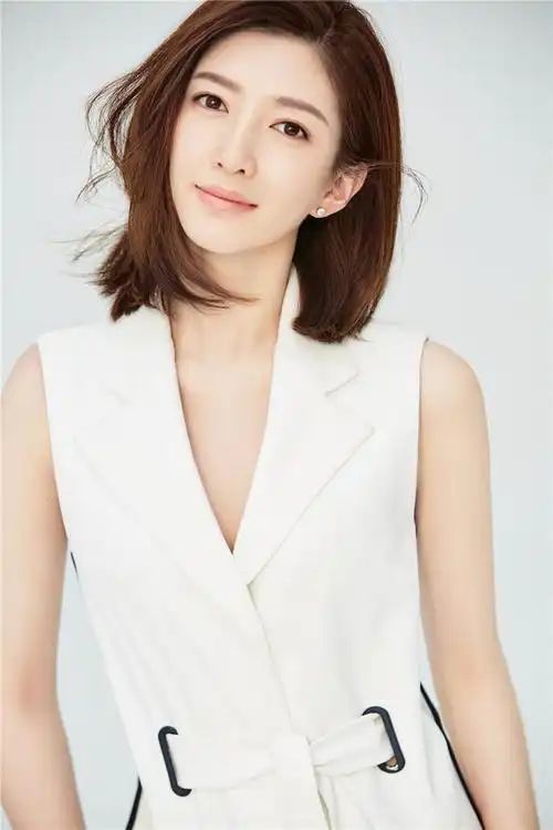 江疏影狗啃式刘海造型曝光全新短发搭皮质西装穿搭飒气摩登