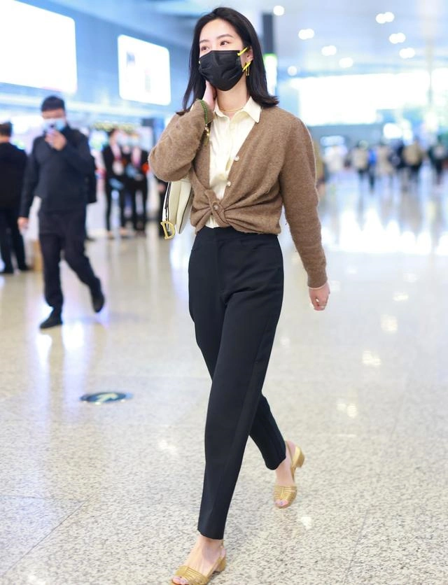 原创被杨采钰气质折服衬衫针织衫也能穿出法式精髓浪漫温柔