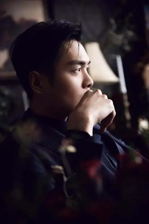 张若昀最新写真:西装革履,光影间的侧颜帅呆了