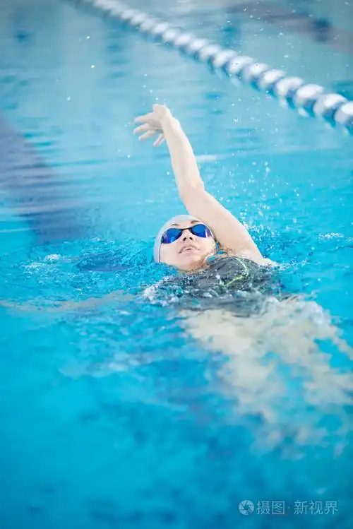 游泳仰泳描边样式中的女孩