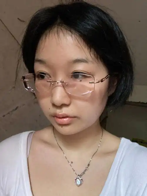 高度近视戴无框眼镜