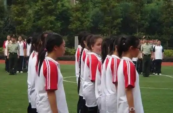 看看上海这些丑出天际的校服,你的母校有没有中招?|上海生活