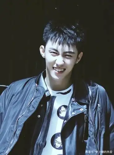 元宵节黄景瑜因为体重荣登热搜,180斤,肌肉罢了,谁不爱肌肉男