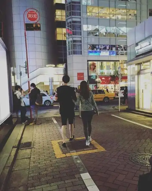 实力虐狗安宰贤具惠善夫妇相拥逛街甜如蜜