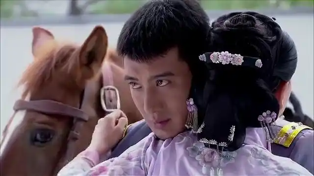 情定三生:向天一回来知夏就带他回房间,还边说:把衣服脱了