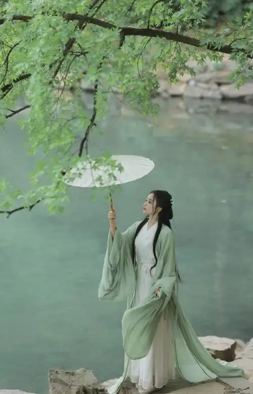 王一菲清冷感古风写真##王一菲湖边撑伞回眸