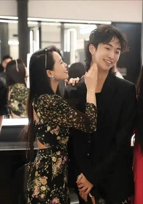 伊能静儿子性感照因太"大尺度"引争议!网友直呼:太辣眼睛了!