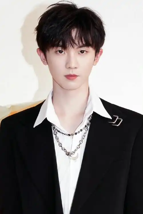 马嘉祺我们的歌高领毛衣侧颜剧照##马嘉祺我们的歌黑西装剧照