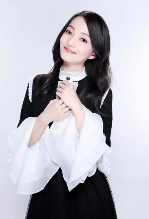 36岁张韶涵真厉害黑裙搭大波浪卷发网友公主小妹回来了