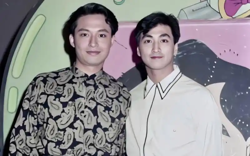 找了一组马景涛年轻时候的合照年轻时候的他用盛世美颜形容也不为过.