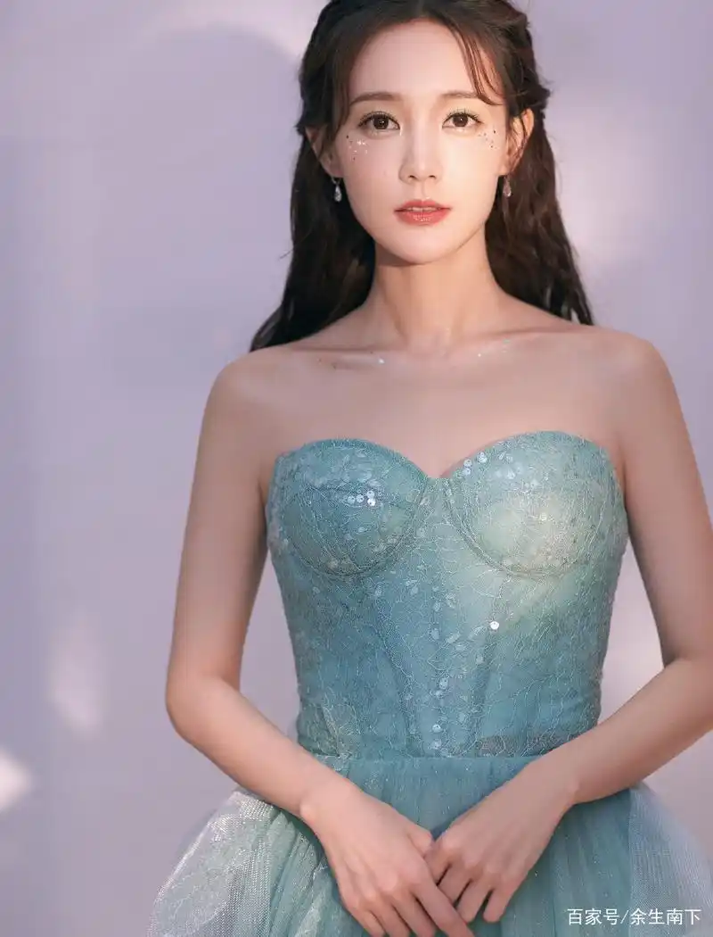 李一桐抹胸礼服性感出席,一身打扮尽显诱人身材,网友:太美了