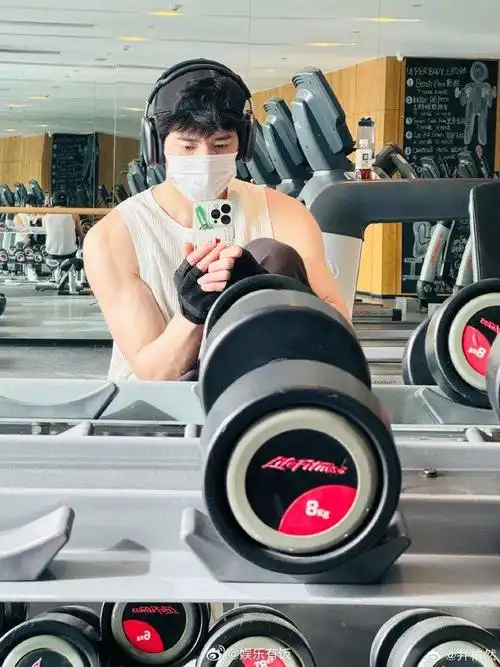 井柏然 分享松弛感日常随拍,这个肌肉好绝穿老头背心都这么帅 67