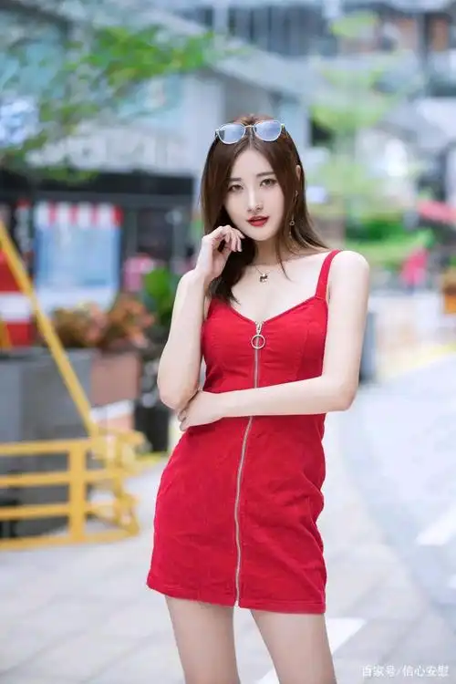 红色连衣裙小姐姐