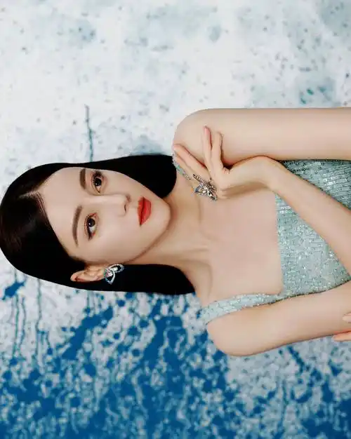 迪丽热巴的蓝色礼服展现了女性的精致和魅力_娱乐_身材_仙子