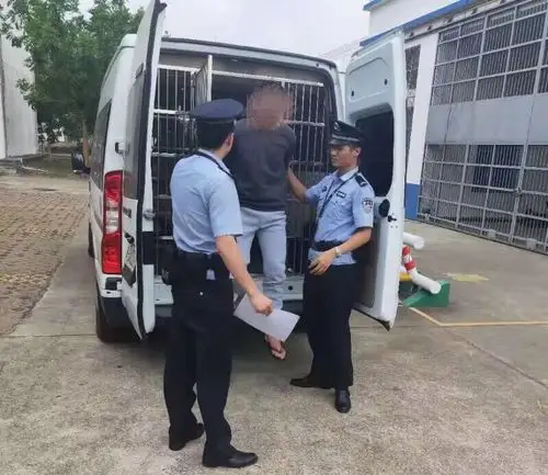 秀英法院法警大队圆满完成一起异地长途押解任务