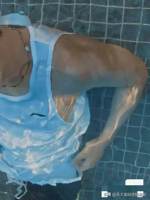肖战泳池写真,身上汗毛,胡茬,尽显男友力,试问谁能扛的住_胳膊_身材