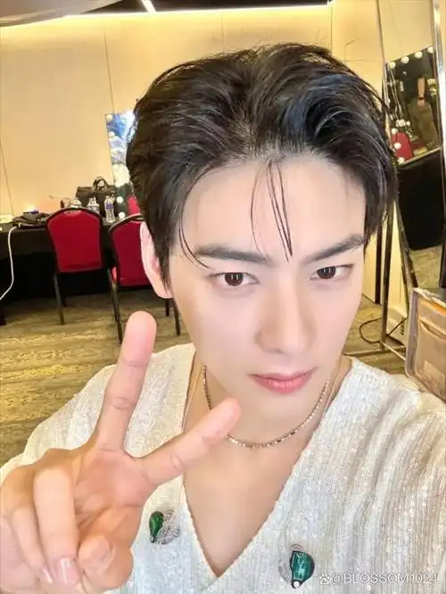 车银优香港见面会秀腹肌 热度爆棚登热搜