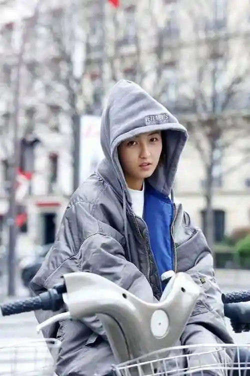 张子枫品味真好穿oversize棉服配白t恤街拍半扎丸子头超洋气