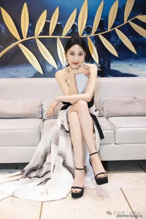 张俪真空穿大露背长裙亮相戛纳,裙衩开到大腿根,后背露到腰线,太欲了